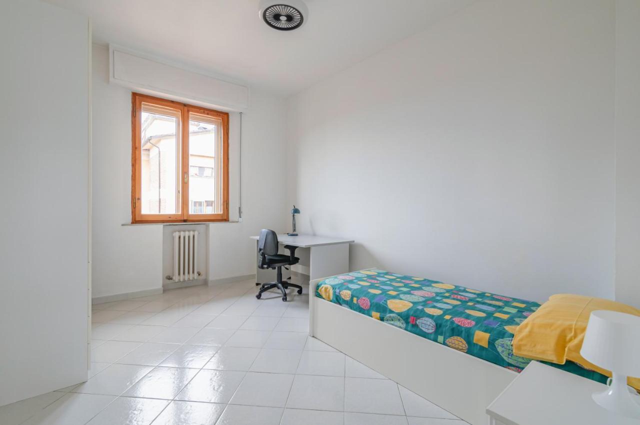 Апартаменты Comfy Flat Steps Away From Siena Station! Экстерьер фото